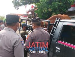 Cegah Penyebaran PMK, Kapolsek Camplong Pimpin Penyekatan Angkutan Hewan di Jalan Raya Tambaan Kabupaten Sampang