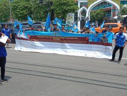 DPD KNPI Jawa Timur Geruduk Gedung DPRD Jatim. Massa Aksi Memastikan Keterlibatan Pimpinan dan Anggota DPRD Lain Dalam Kasus Dana Hibah.